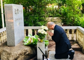 高田警視の慰霊碑へ献花する柘植副大臣