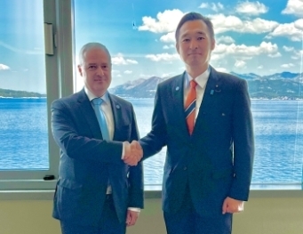 コンドフ外務副大臣と握手する深澤政務官
