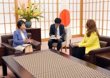 ワーリー事務局長と懇談する上川外務大臣