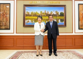 フン・セン・上院議長と握手する上川外務大臣