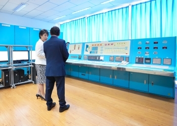 プンプレック浄水場を視察し操作機械について説明を聞く上川外務大臣