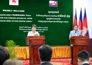 カンボジア地雷対策センターで挨拶する上川外務大臣