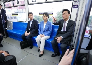 運行中の鉄道車両に乗車する上川大臣