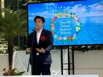 オープニングセレモニーで祝辞を述べる穂坂外務大臣政務官