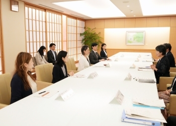 上川外務大臣と日本気候リーダーズ・パートナーシップ(JCLP)メンバーとの懇談の様子