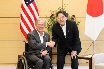 アボット州知事と握手する林官房長官