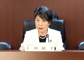 国際機関大使会議において発言する上川外務大臣