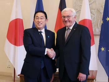 シュタインマイヤー大統領と握手する岸田総理