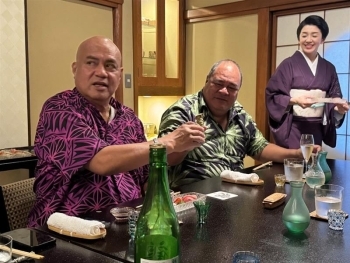 夕食会で懇談するテオ・ツバル首相一行