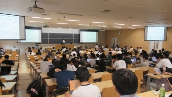 外交講座が開催されている教室内の様子