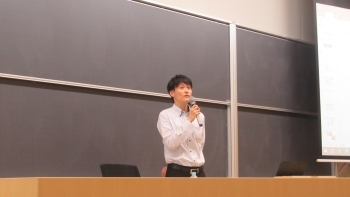 国際協力局国際保健戦略官室の橋本主査の講演の様子