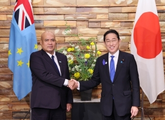 フェレティ・ペニタラ・テオ・ツバル首相と握手をする岸田総理大臣