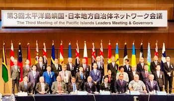 会議出席者の集合写真