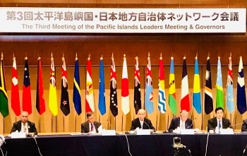 会議にて発言する柘植副大臣の様子