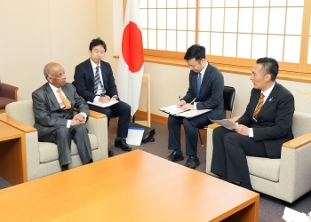 深澤政務官とカレ事務次長の会談の様子