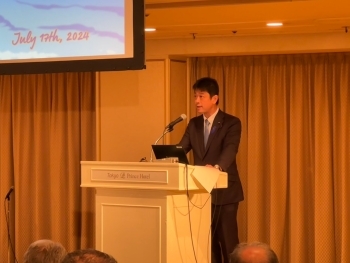 閉会の挨拶を行う高村外務大臣政務官