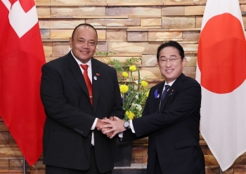フアカヴァメイリク首相と握手する岸田総理大臣