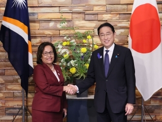 ハイネ・マーシャル大統領と握手をする岸田総理大臣