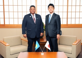 (写真)高村外務大臣政務官(側側)及びアイタロー・パラオ国務大臣(外相)(左側)
