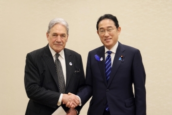 ピーターズ・ニュージーランド副首相兼外相と握手をする岸田総理大臣