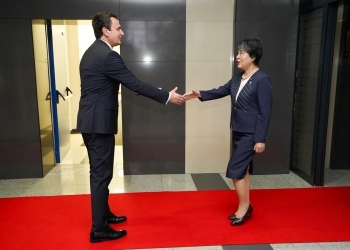 クルティ首相の出迎えを受ける上川外務大臣