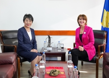 ヤヒヤガ元大統領とサイドテーブルを挟んで座る上川外務大臣