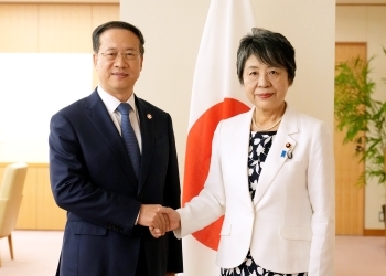 馬朝旭副部長と握手する上川外務大臣