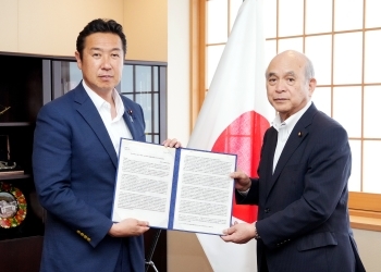 黄川田JPFP事務局長から人口分野に関する要望書を手交される柘植外務副大臣