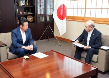 柘植外務副大臣と黄川田JPFP事務局長との懇談の様子
