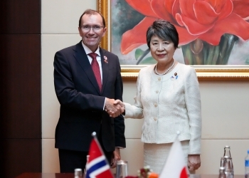 アイデ・ノルウェー外相と握手をする上川外務大臣