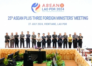 壇上で手を組み合って写真撮影に応じるASEANと日中韓各国外相