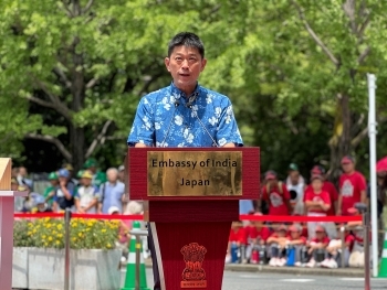 ガンジー像除幕式にて挨拶をする高村政務官