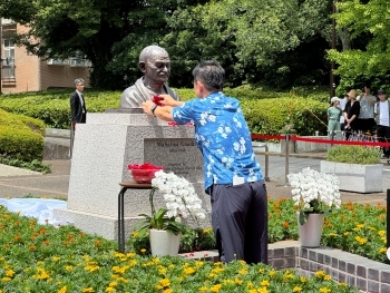 ガンジー像に花を供える高村政務官