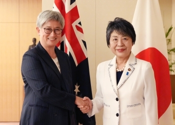 ペニー・ウォン・オーストラリア外務大臣と握手する上川外務大臣