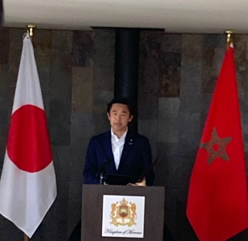 挨拶を行う穂坂外務大臣政務官