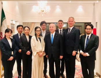 柘植総理特使とイランに所在する国際機関等(UNHCR、WHO、IOM、JICA)で働く日本人職員との記念撮影