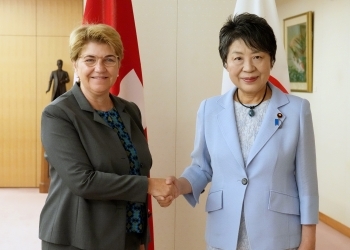 アムヘルト大統領と握手する上川外務大臣