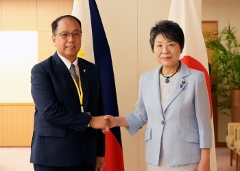 カリート・ガルベス・ジュニア・フィリピン共和国・和平・和解・統合担当大統領顧問と握手する上川外務大臣