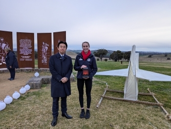慰霊式典参加者と写真撮影する穂坂外務大臣政務官