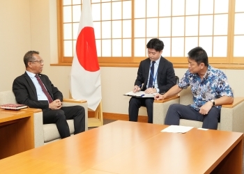 高村外務大臣政務官とイリディオ駐日東ティモール大使との懇談の様子