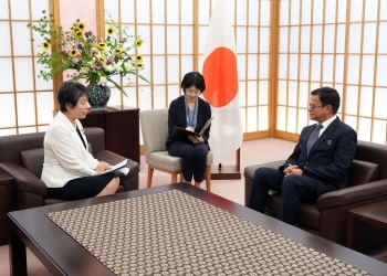 上川外務大臣とニキル・セスUNITAR総代表との会談の様子