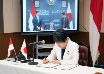 署名を行う上川外務大臣