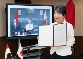 署名済みの改正議定書を持つ上川外務大臣とズルキフリ・ハッサン・インドネシア共和国商業大臣