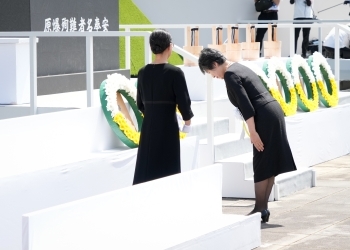 式典での上川大臣による献花