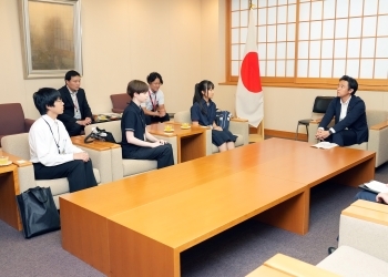 「世界津波の日2024高校生サミットin熊本」の高校生副議長等と懇談をする穂坂外務大臣政務官