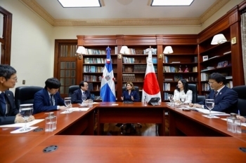 渡辺特派大使とペーニャ副大統領との意見交換の様子
