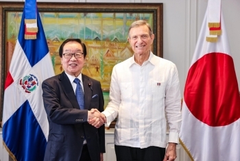 アルバレス外務大臣を表敬する渡辺特派大使