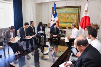渡辺特派大使とアルバレス外務大臣との意見交換の様子