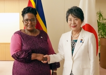 トゥリシレ・ドラドラ・エスワティニ王国副首相と握手し写真撮影に応じる上川外務大臣