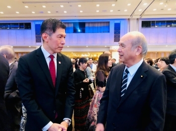 オン駐日シンガポール大使と懇談する柘植外務副大臣